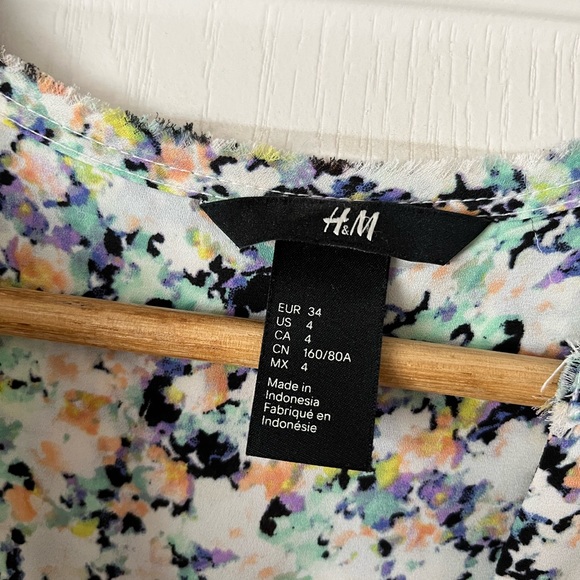 Floral spring blouse. V neck front and slightly longer at the back. - Picture 3 of 4